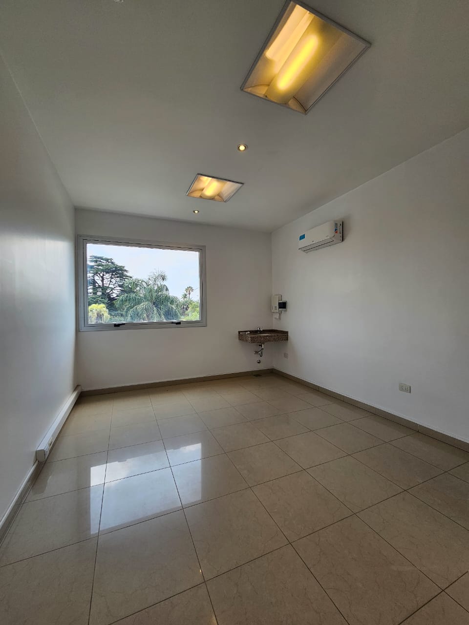 OFICINA DE 340 MTS EN ALQUILER!! 7 PRIVADOS CON COCINA, BAÑOS Y SALA DE ARCHIVO!! LO VAS A PERDER?