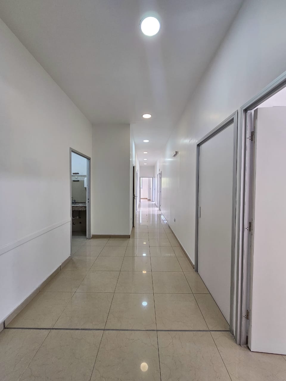 OFICINA DE 340 MTS EN ALQUILER!! 7 PRIVADOS CON COCINA, BAÑOS Y SALA DE ARCHIVO!! LO VAS A PERDER?