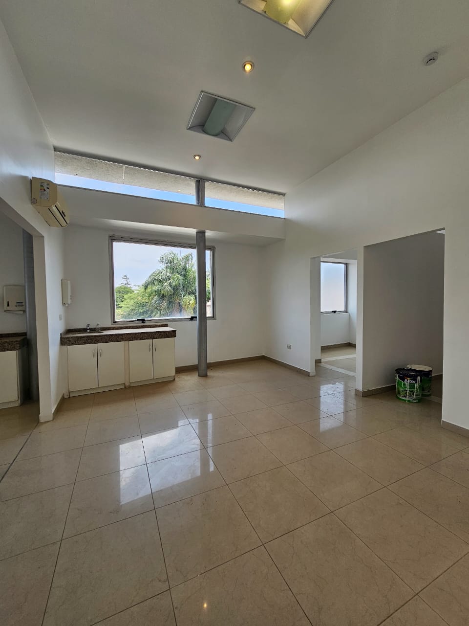 OFICINA DE 340 MTS EN ALQUILER!! 7 PRIVADOS CON COCINA, BAÑOS Y SALA DE ARCHIVO!! LO VAS A PERDER?