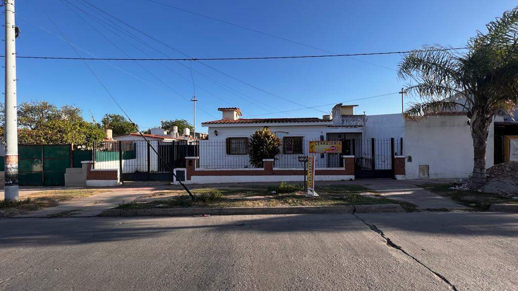 B° OLIVOS - CASA C-COCHERA Y GRAN PATIO