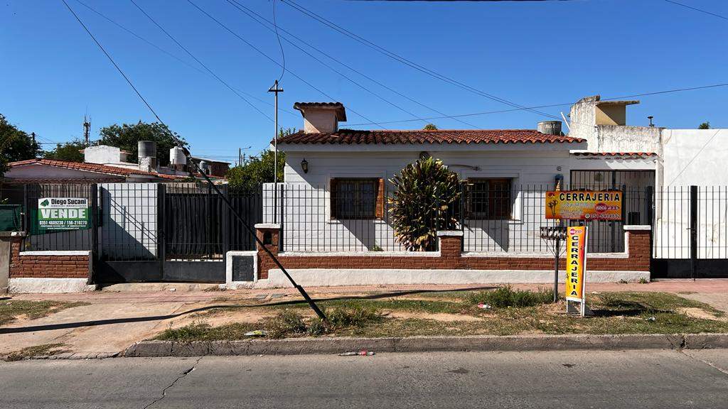 B° OLIVOS - CASA C-COCHERA Y GRAN PATIO