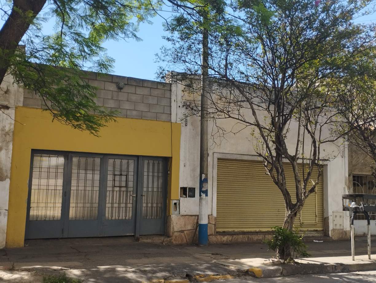 OPORT-  LOCAL  COMERCIAL CON DOS CASAS  - FRENTE A NVO ESTADIO ATENAS