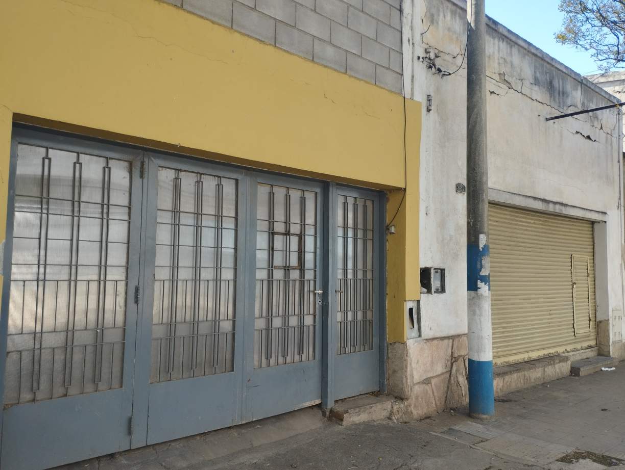 OPORT-  LOCAL  COMERCIAL CON DOS CASAS  - FRENTE A NVO ESTADIO ATENAS