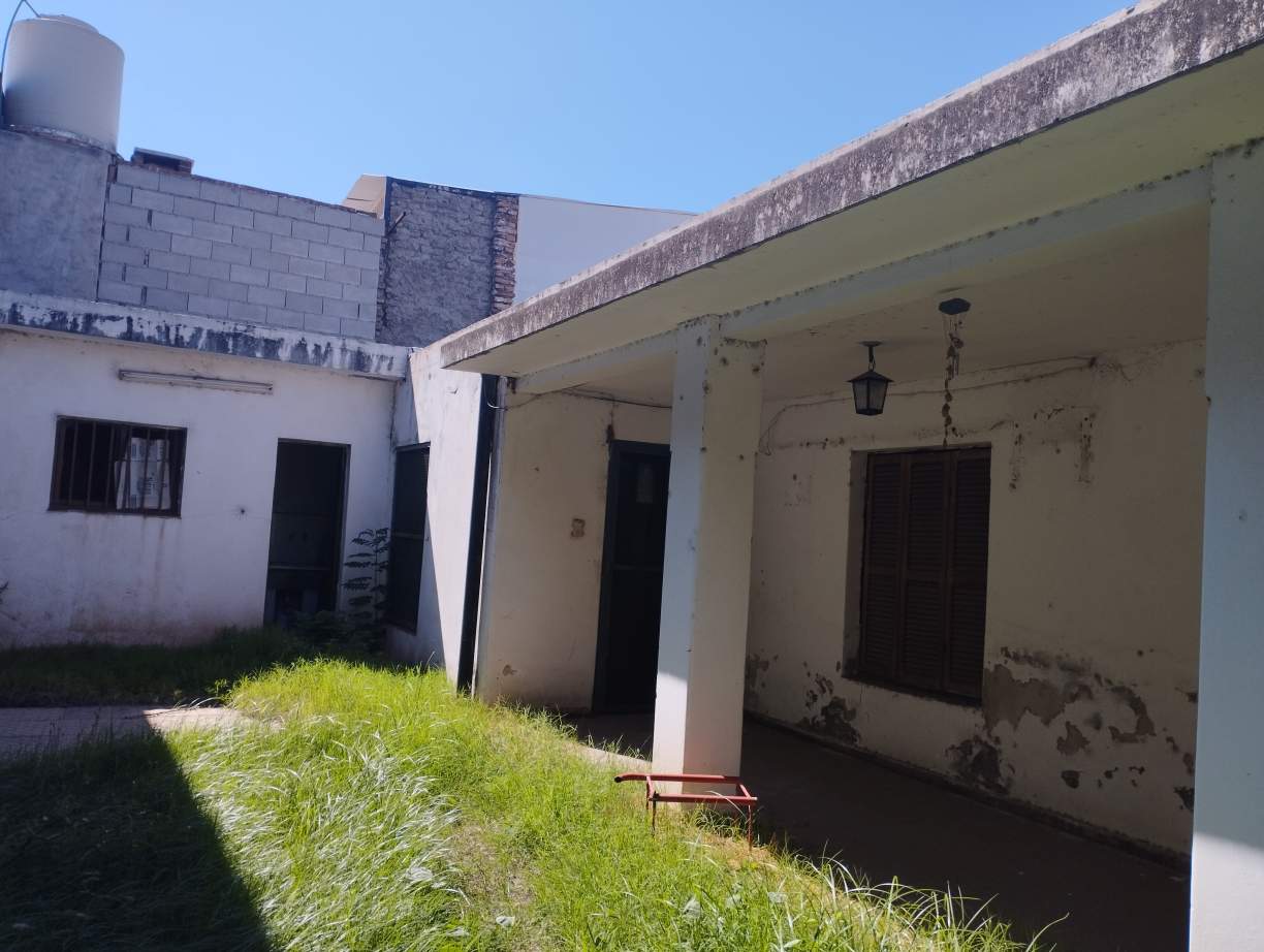 OPORT-  LOCAL  COMERCIAL CON DOS CASAS  - FRENTE A NVO ESTADIO ATENAS