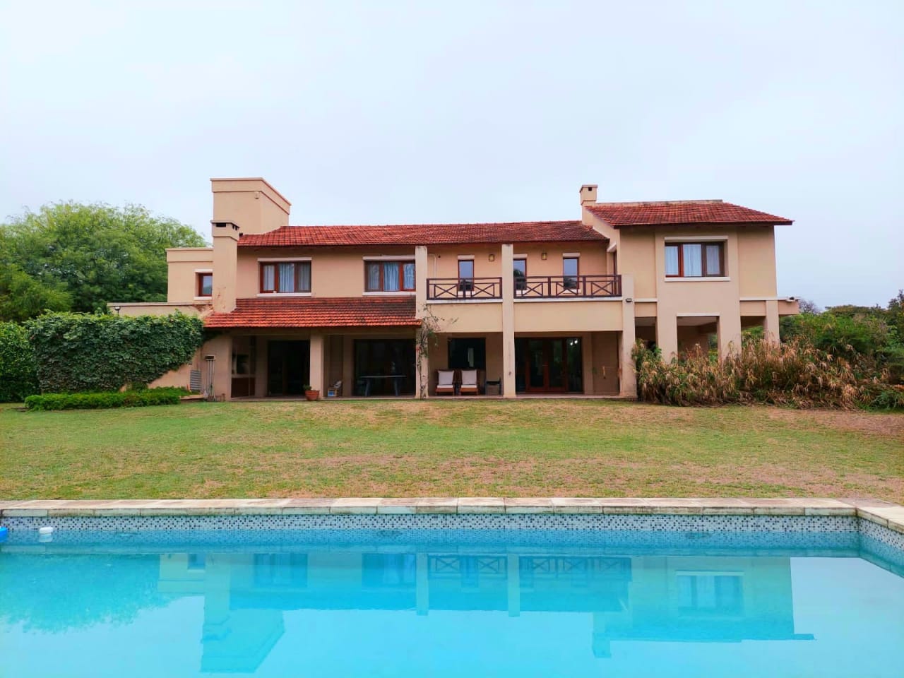 Casa de 4 dormitorios, mas dependencia y pileta en Barrio privado El Bosque