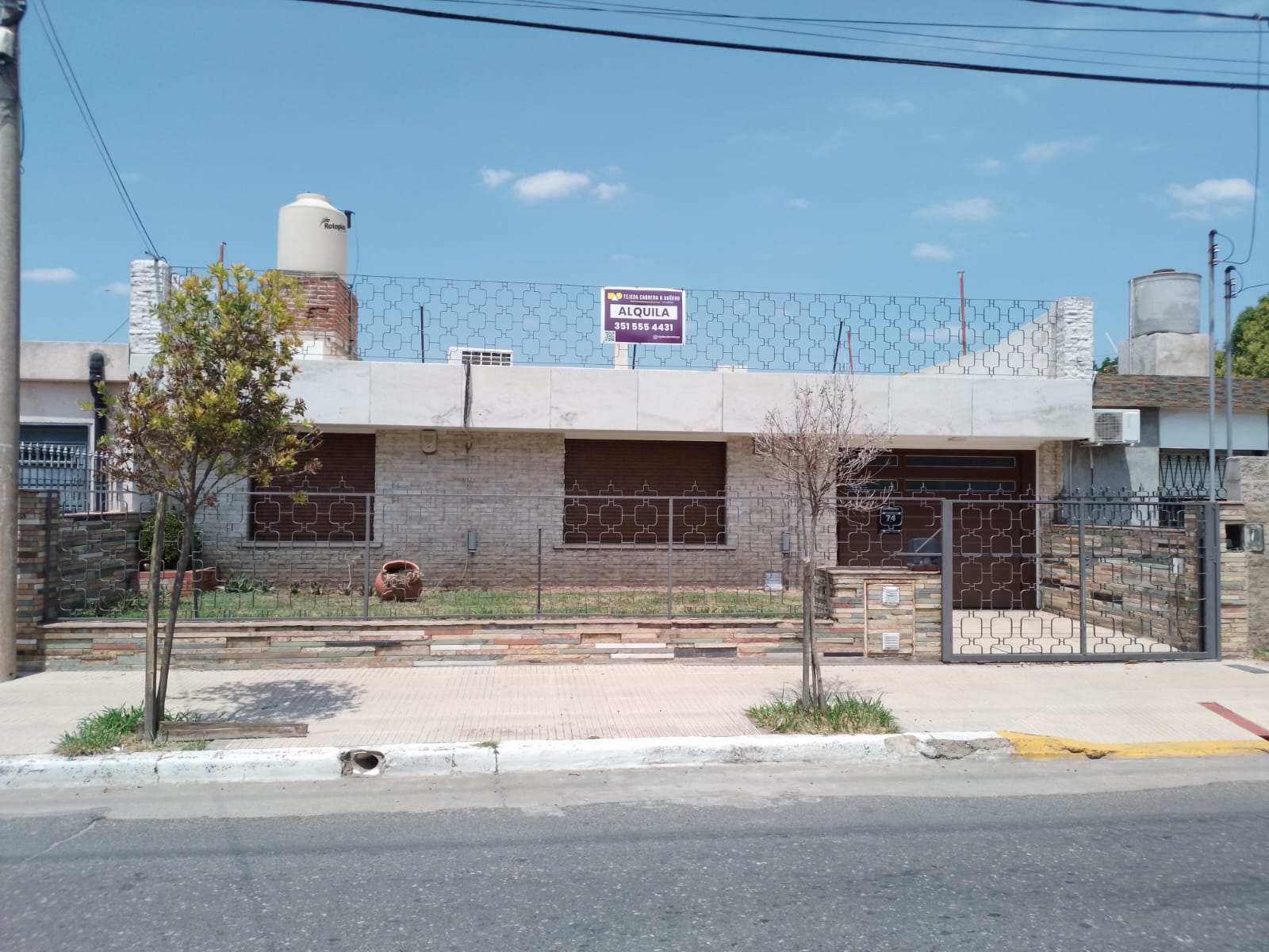 ¡Casa en Ayacucho con pileta y cochera automatizada!