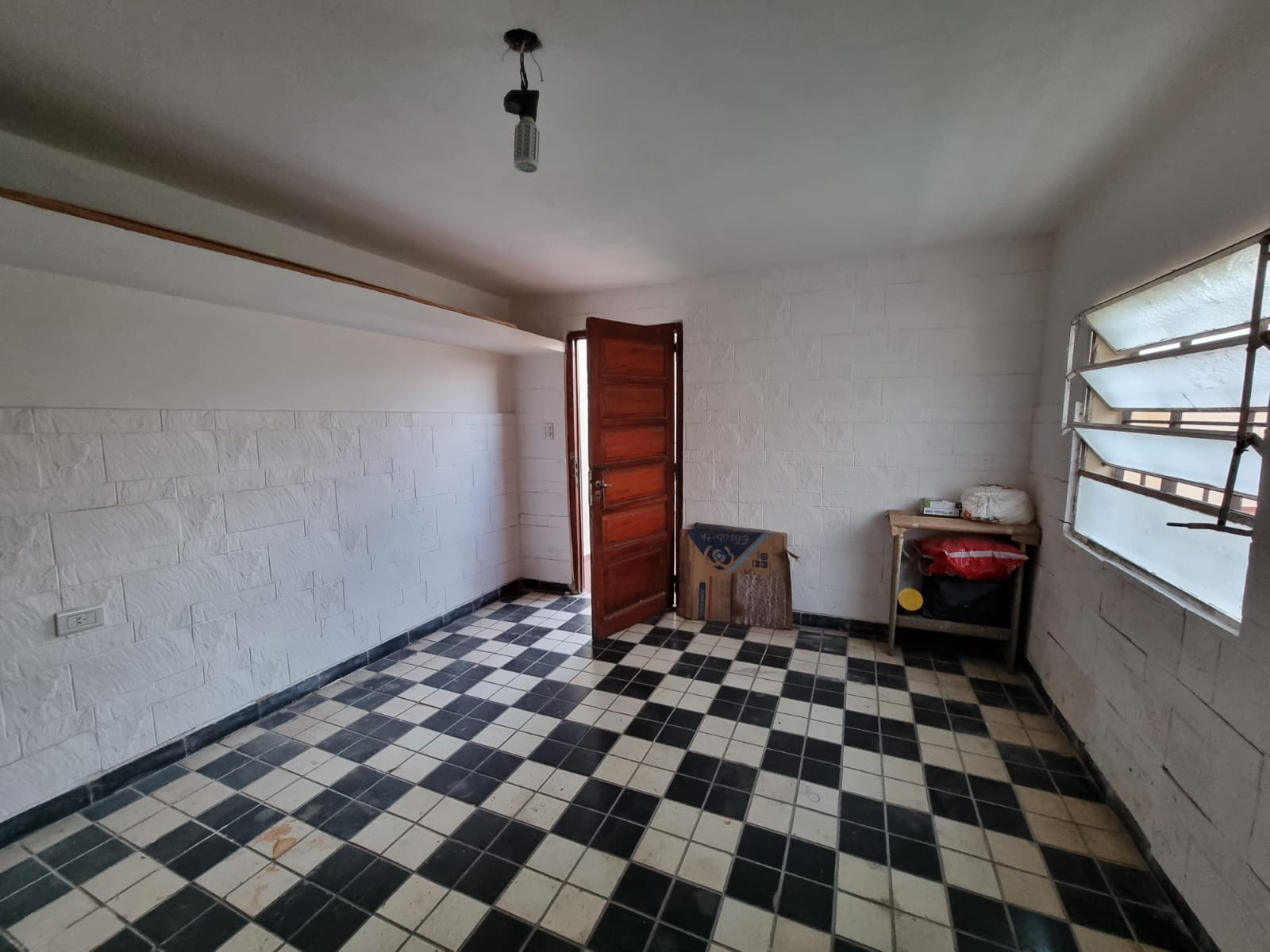 ¡Casa en Ayacucho con pileta y cochera automatizada!