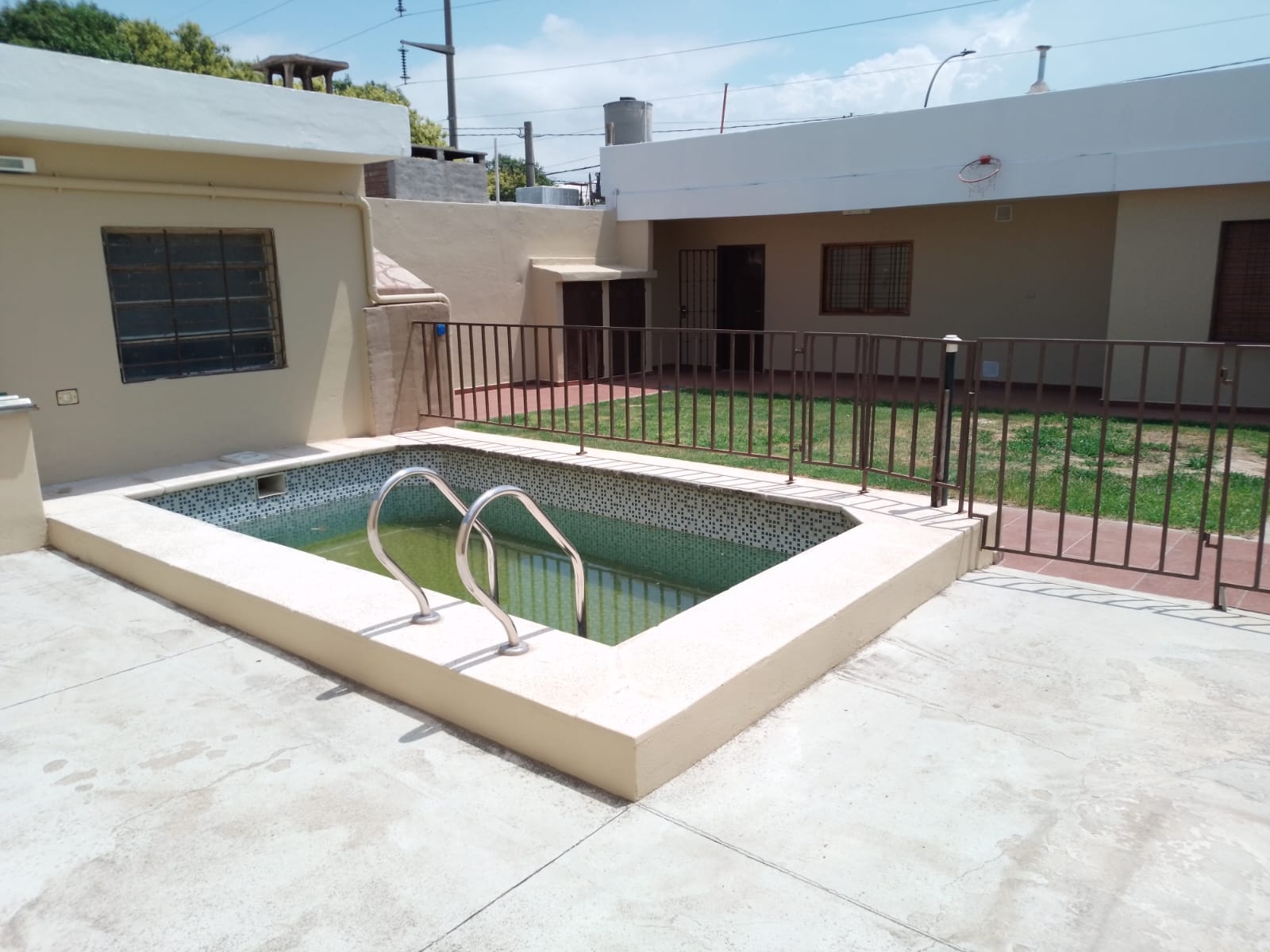 ¡Casa en Ayacucho con pileta y cochera automatizada!