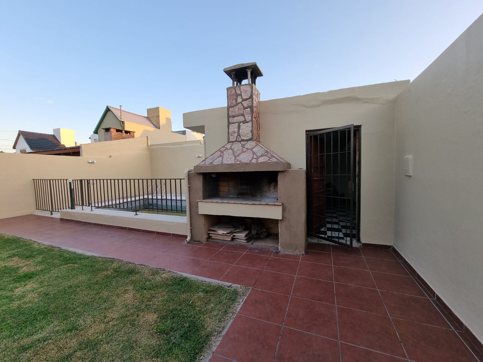 ¡Casa en Ayacucho con pileta y cochera automatizada!