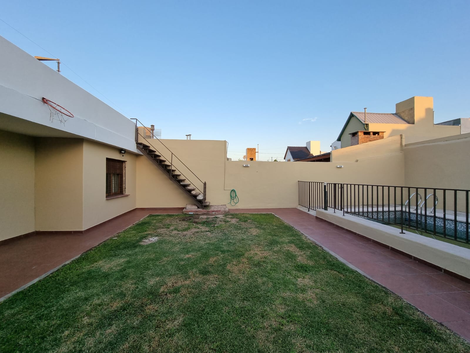 ¡Casa en Ayacucho con pileta y cochera automatizada!