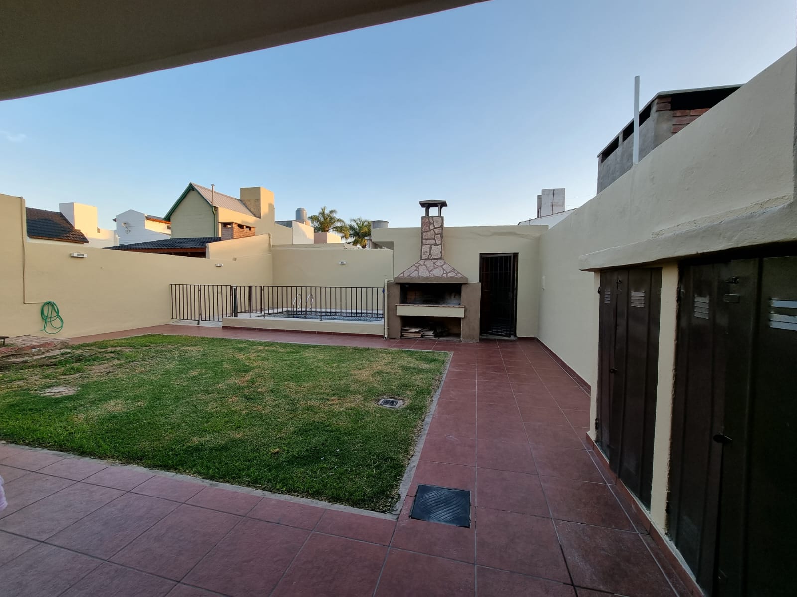 ¡Casa en Ayacucho con pileta y cochera automatizada!