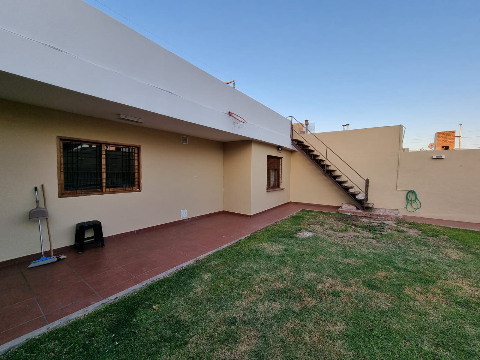 ¡Casa en Ayacucho con pileta y cochera automatizada!