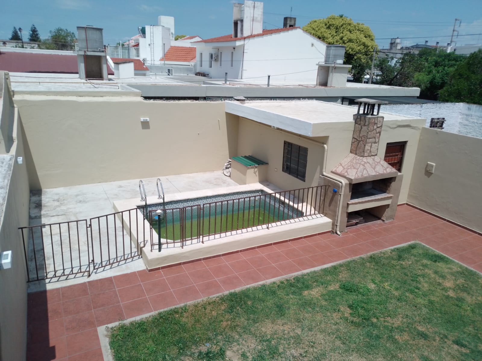 ¡Casa en Ayacucho con pileta y cochera automatizada!