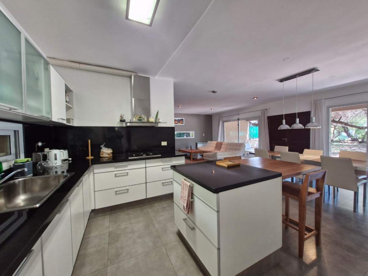 OPORTUNIDAD VENTA CASA 3-4 DORMITORIOS   PISCINA - COUNTRY LA RUFINA