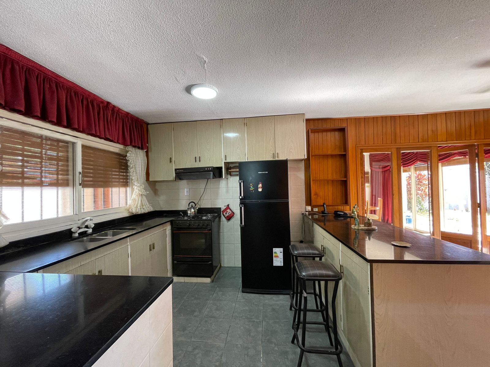 Importante casa esquina en Cerro de Las Rosas - 4 dormitorios