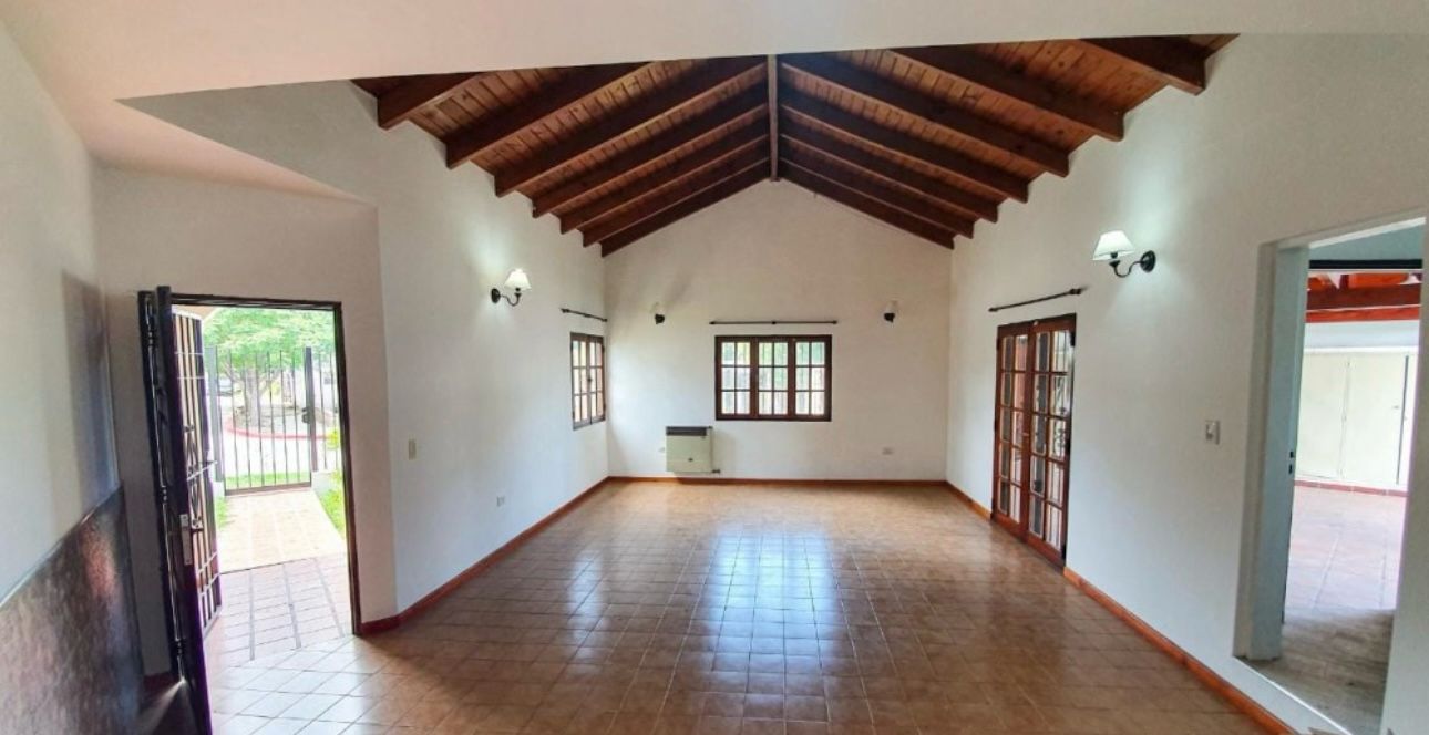 SE VENDE: Casa de 2 dormitorios en Zona Norte - Amplio Terreno