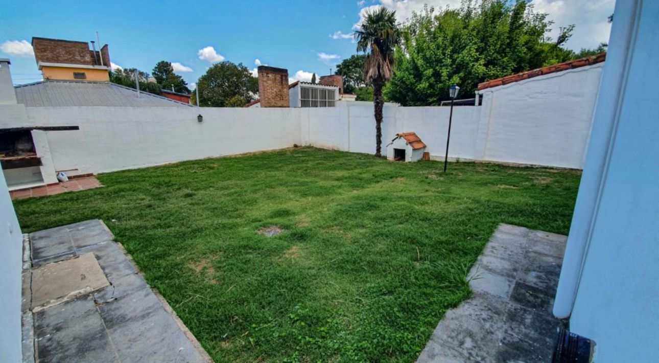 SE VENDE: Casa de 2 dormitorios en Zona Norte - Amplio Terreno