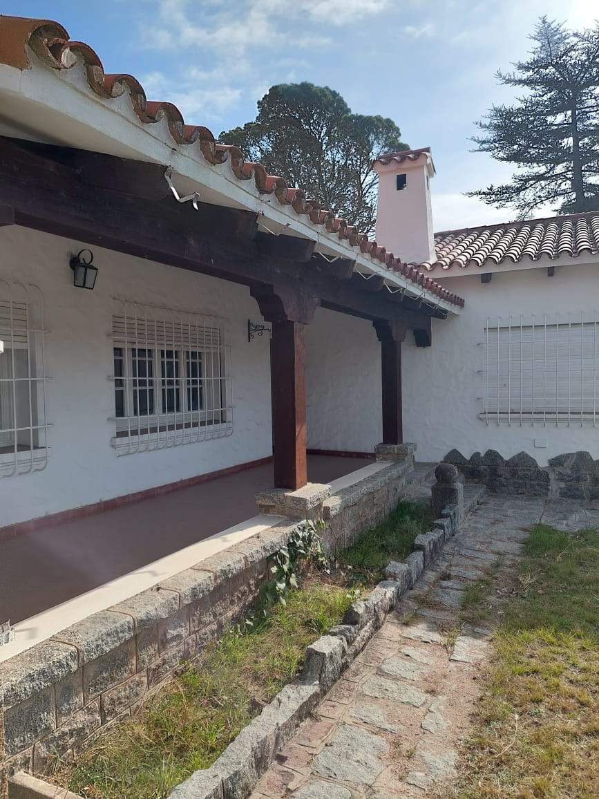 Venta casa de 4 dorm en Villa Parque Siquiman con costa de río.