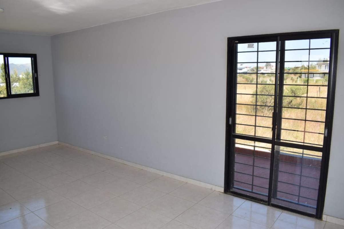 CASA EN VENTA  LOS ESPINILLOS  FRENTE LAGO