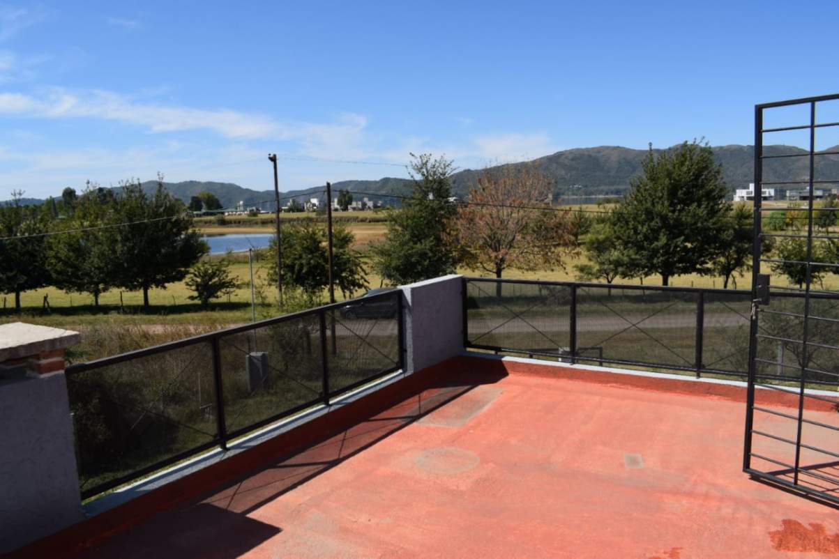 CASA EN VENTA  LOS ESPINILLOS  FRENTE LAGO