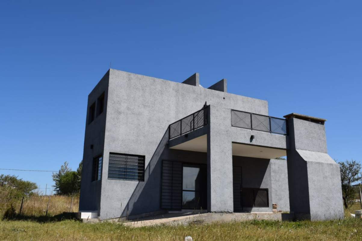 CASA EN VENTA  LOS ESPINILLOS  FRENTE LAGO