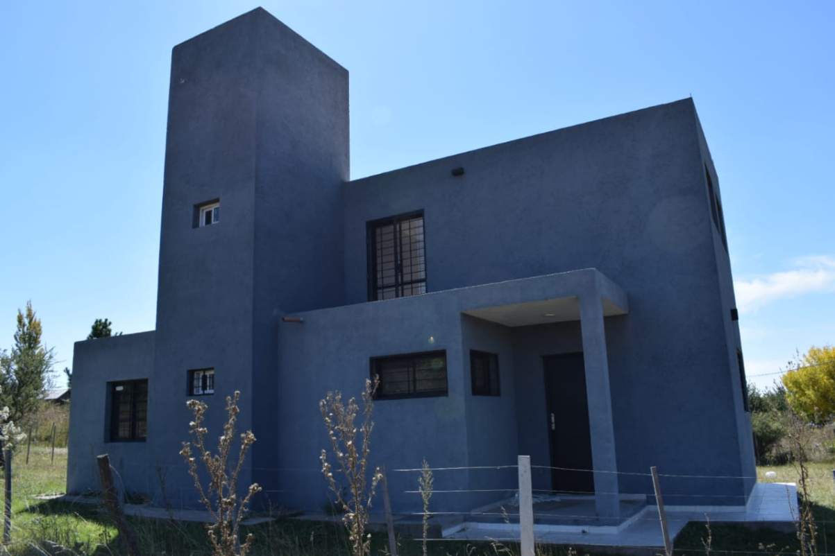 CASA EN VENTA  LOS ESPINILLOS  FRENTE LAGO