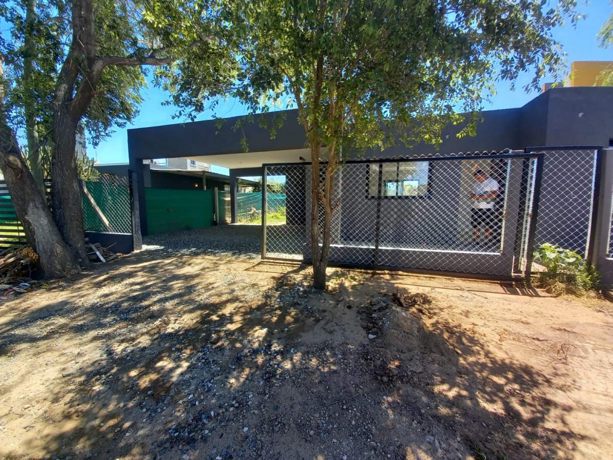 Se vende casa:  ubicada en calle Los Aromos 301, Barrio Mi Valle Golf, de la localidad Villa Parque 