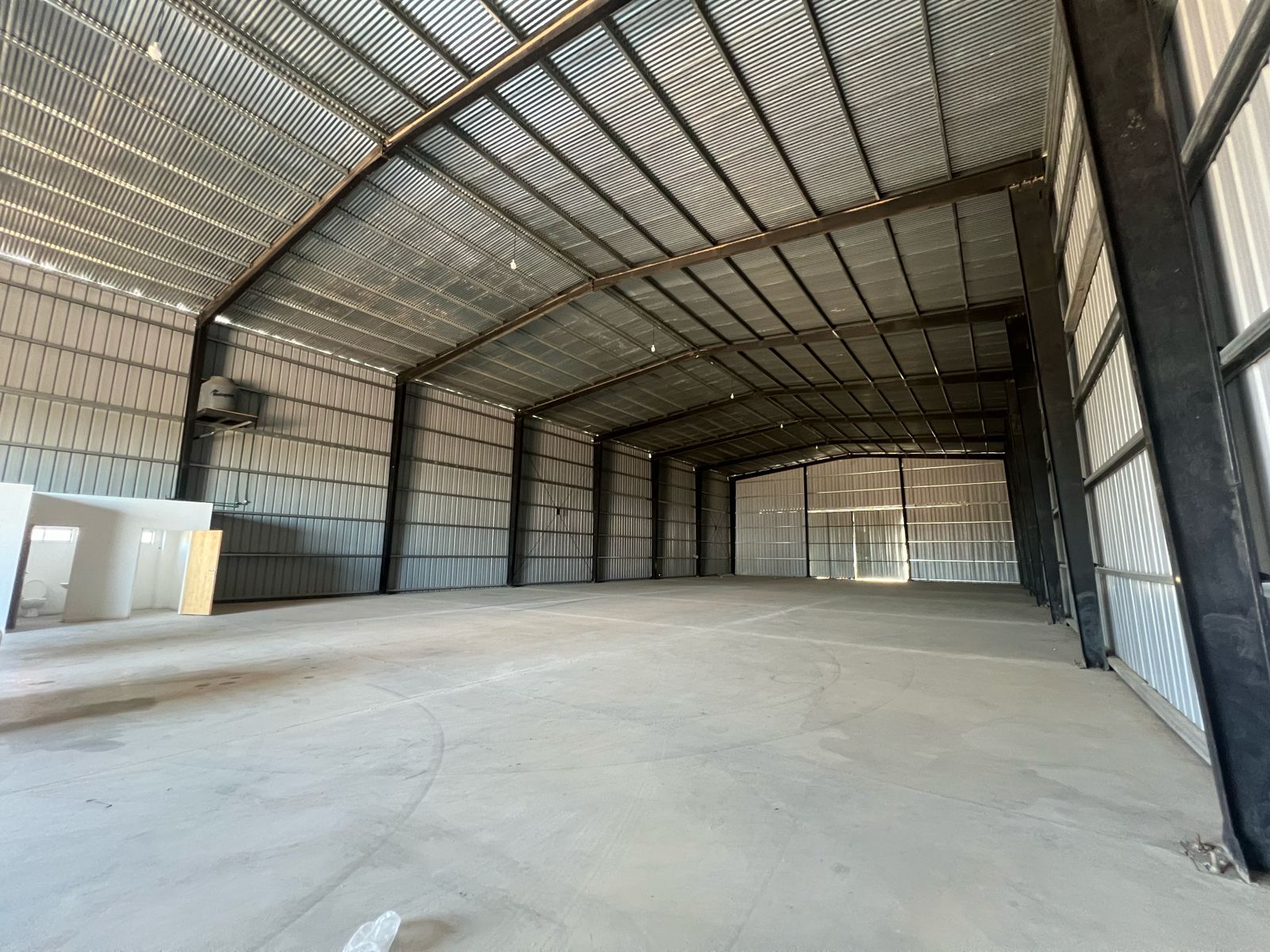 Polo 52 ,Galpon indutrial , 1000m2, 1 oficina, 2 baños