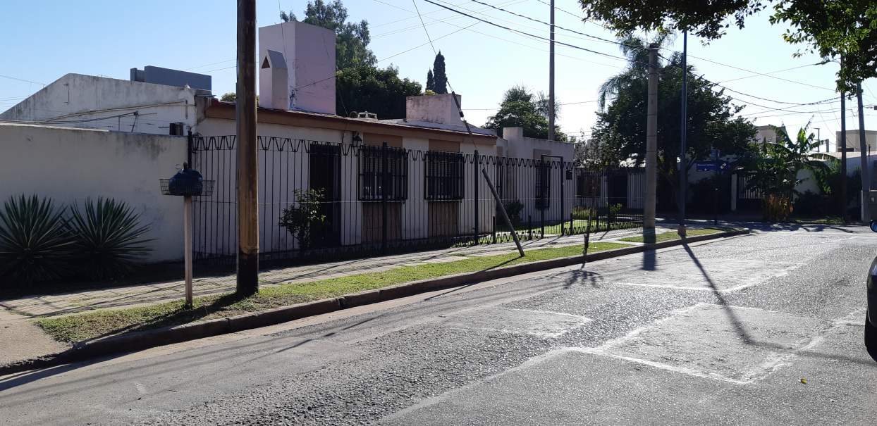 POETA LUGONES, CASA ESQUINA, BUEN TAMAÑO