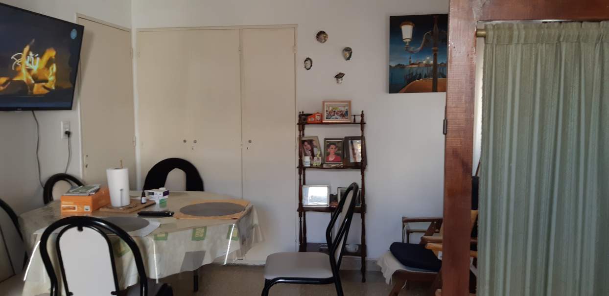 POETA LUGONES, CASA ESQUINA, BUEN TAMAÑO