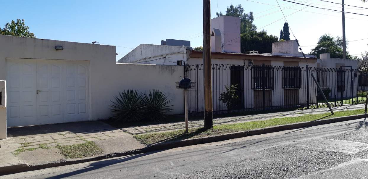 POETA LUGONES, CASA ESQUINA, BUEN TAMAÑO