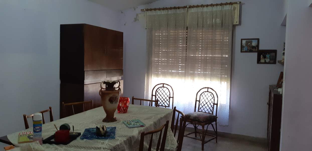 POETA LUGONES, CASA ESQUINA, BUEN TAMAÑO