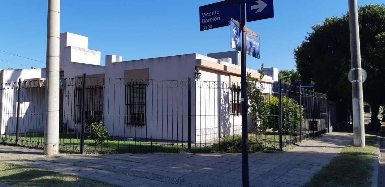 POETA LUGONES, CASA ESQUINA, BUEN TAMAÑO