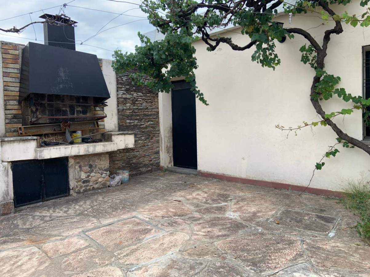 MAIPU: CASA EN UNA PLANTA, BIEN UBICADA
