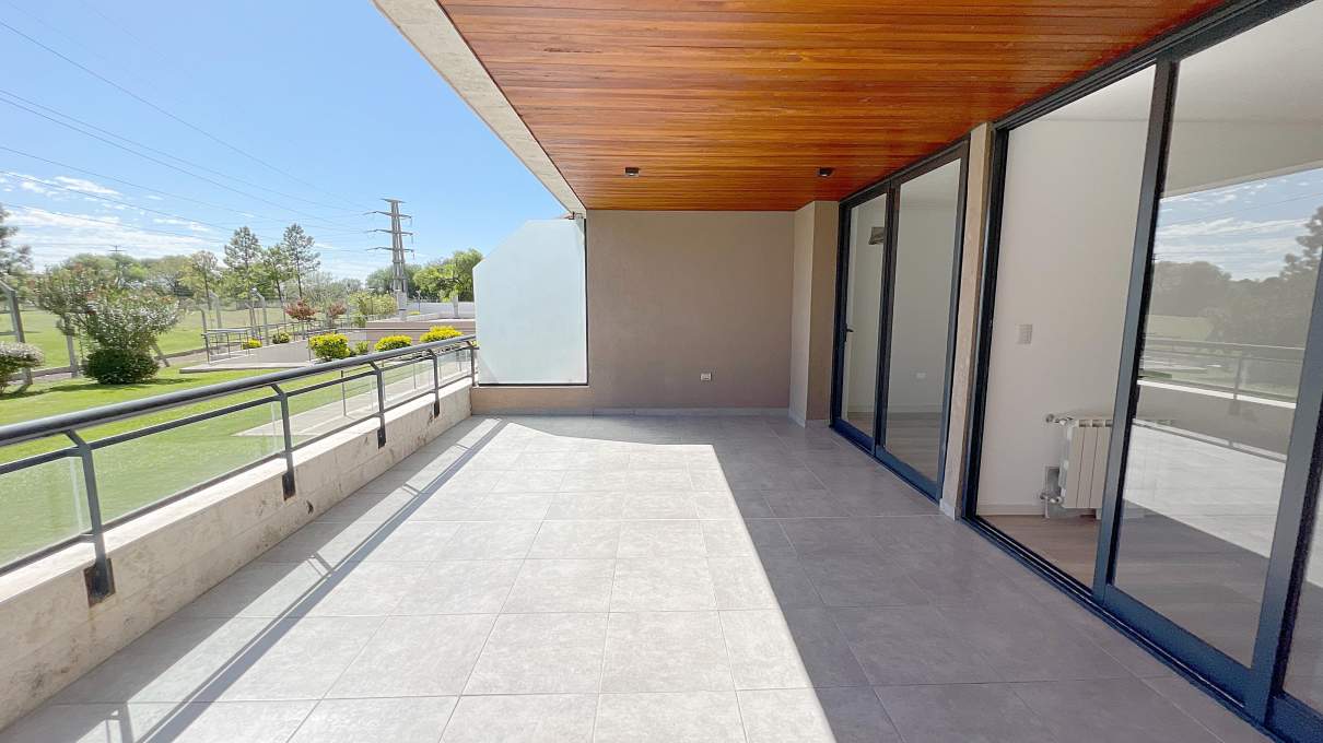 Dpto 2 dormitorios con vista al golf Jockey Club en Residencias Capri con seguridad acepta permuta zona norte