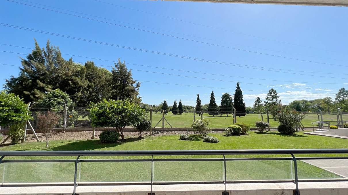 Dpto 2 dormitorios con vista al golf Jockey Club en Residencias Capri con seguridad acepta permuta zona norte