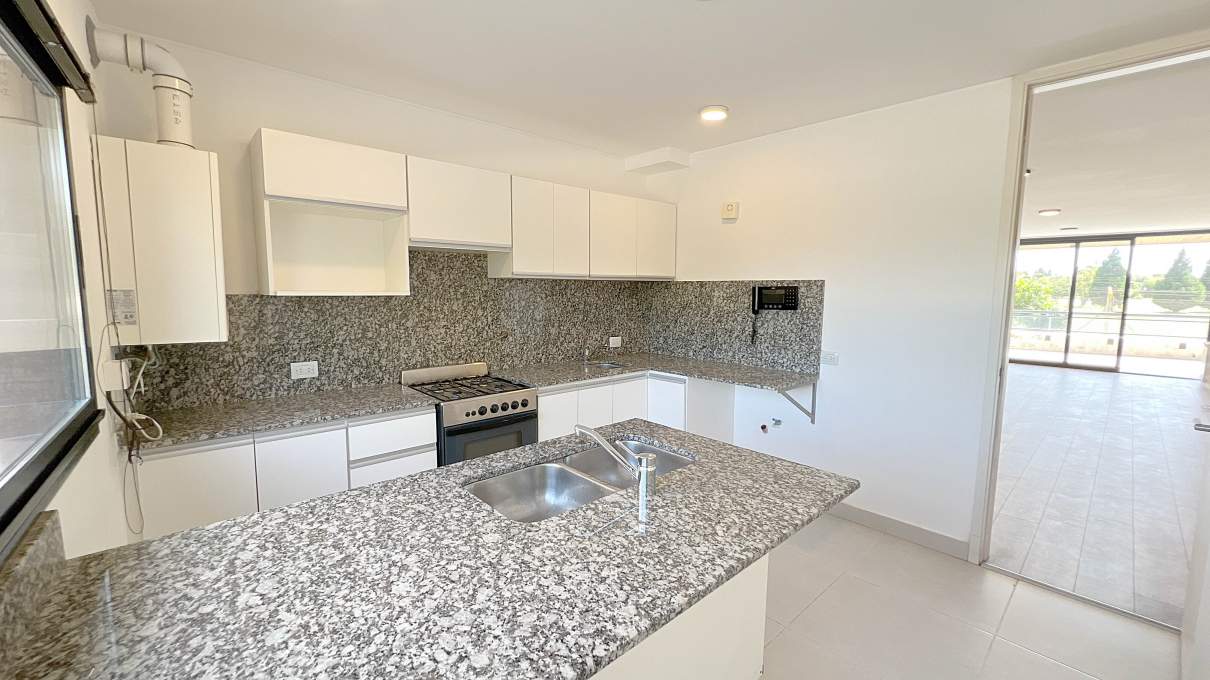 Dpto 2 dormitorios con vista al golf Jockey Club en Residencias Capri con seguridad acepta permuta zona norte