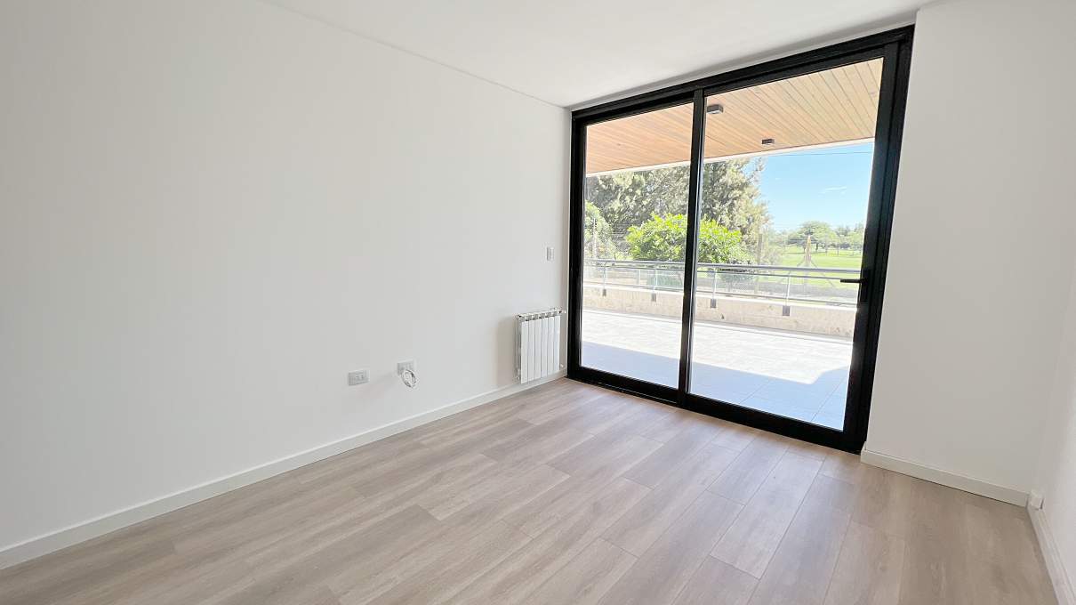 Dpto 2 dormitorios con vista al golf Jockey Club en Residencias Capri con seguridad acepta permuta zona norte