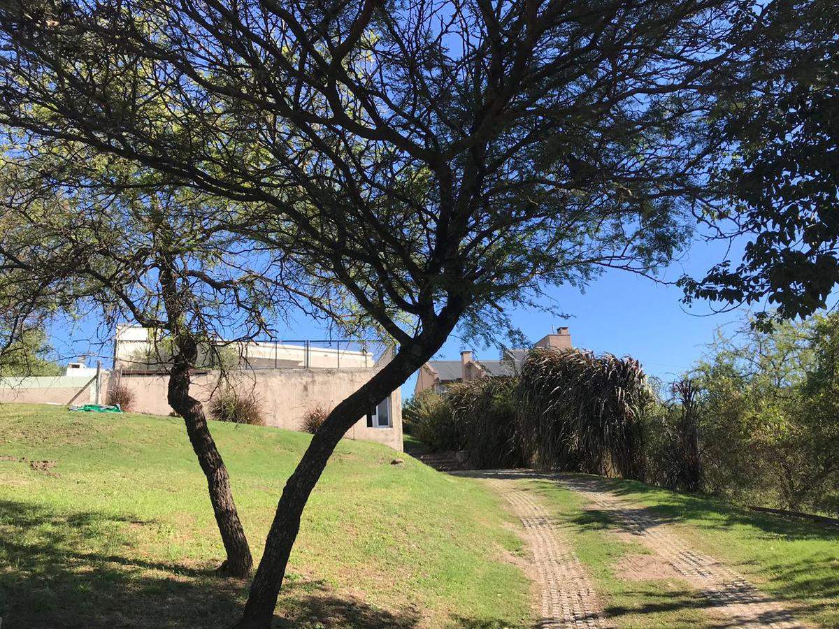 CASA EN VENTA - MENDIOLAZA