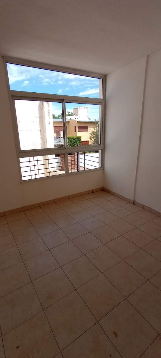 VENDO AMPLIO DEPTO DE UN DOR EN ZONA MOJICA