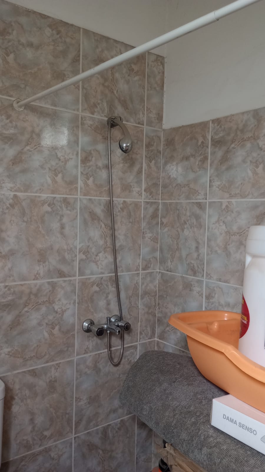 VENDO CASA EN BARRIO LOS CACIQUES