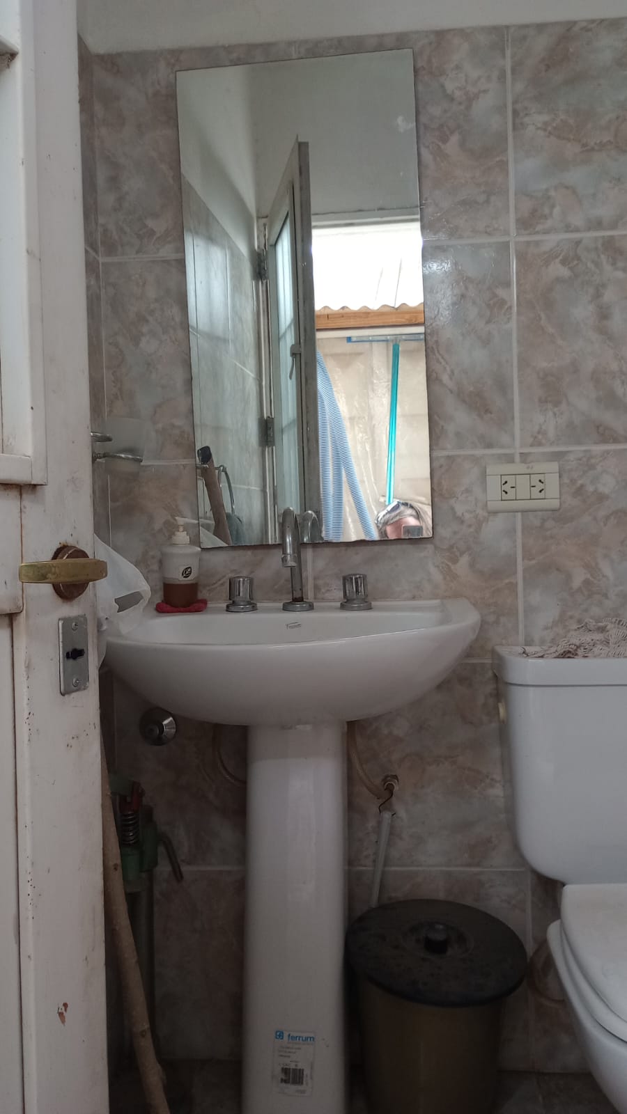 VENDO CASA EN BARRIO LOS CACIQUES