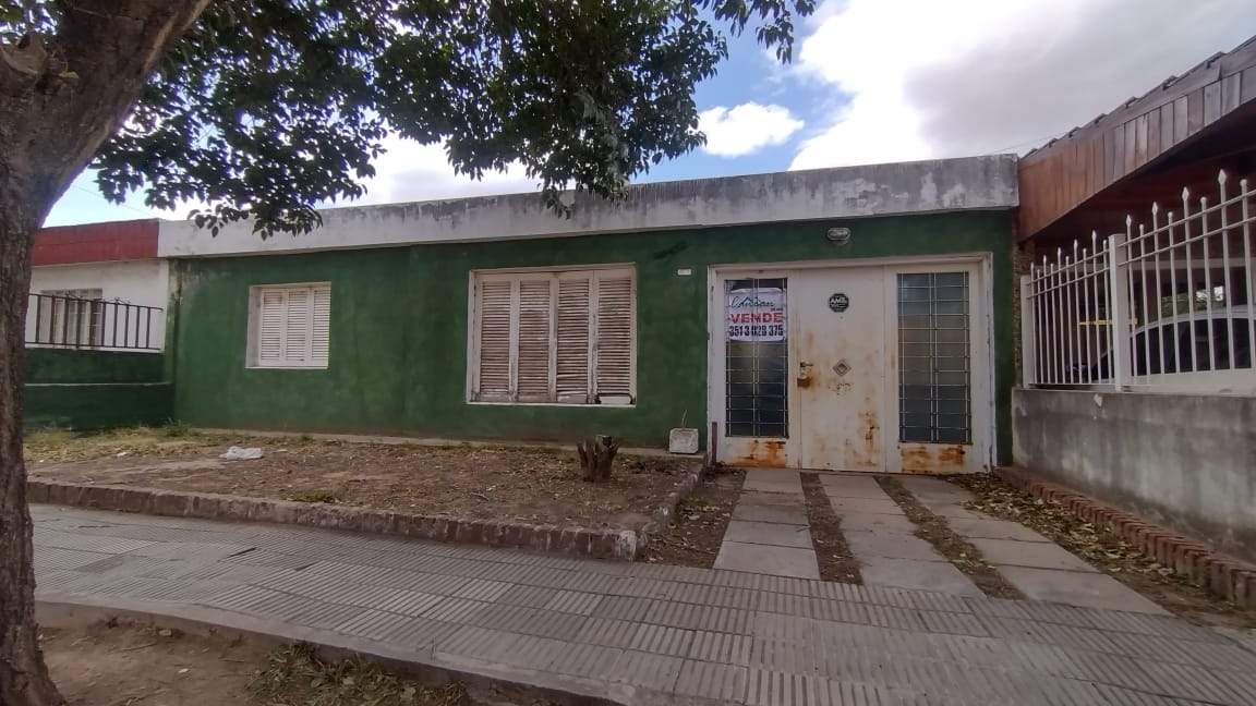 CASA EN VENTA BARRIO CENTRO AMERICA (A RECICLAR)