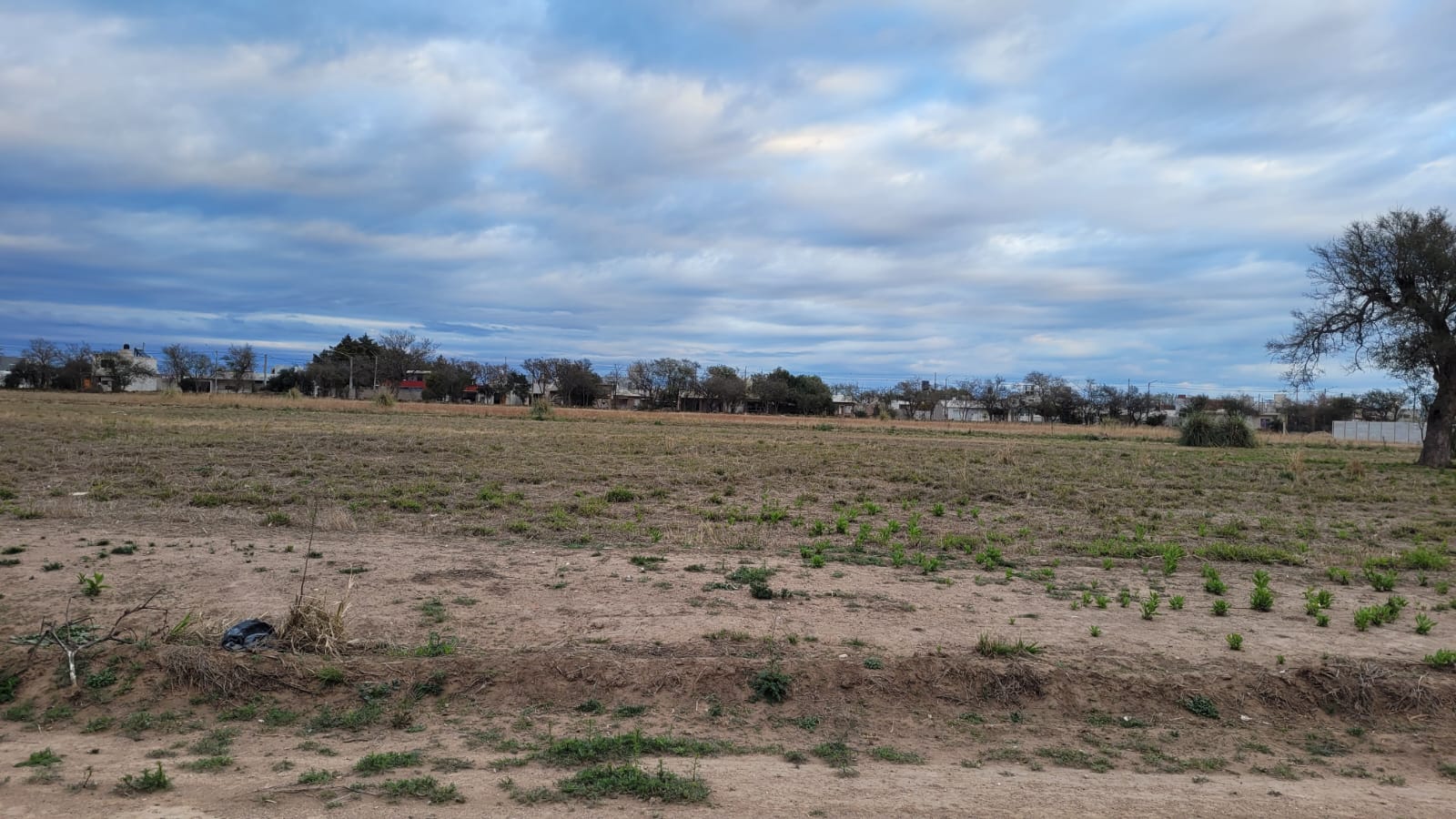 TERRENO EN VENTA . 10X30M. VALLE DEL RÍO, RÍO TERCERO.