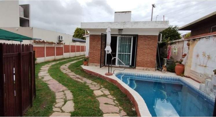 OPORTUNIDAD VENDO CHALET CON PILETA  CON CALDERA Y DEPARTAMENTO EN BARRIO LA CUESTA