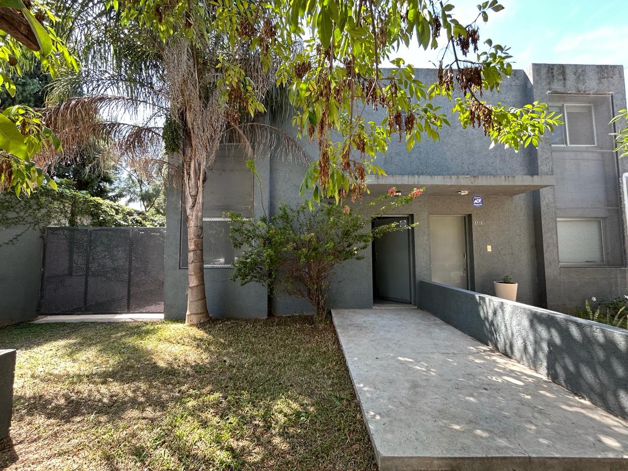 GRAN OPORTUNIDAD - VENTA CASA 3 DORM 3 BAÑOS GALERÍA Y PATIO - B° PALMAS DE CLARET