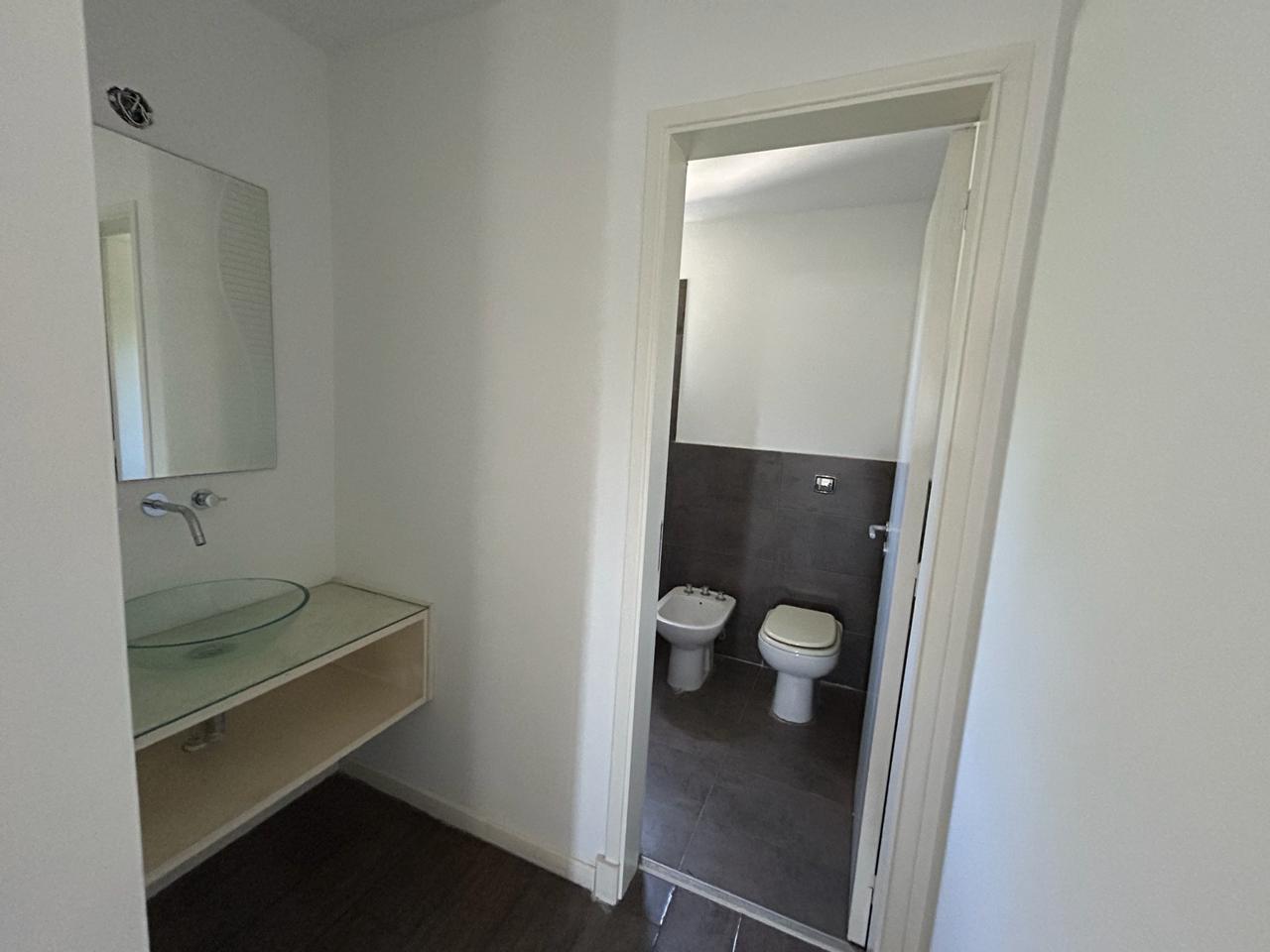 GRAN OPORTUNIDAD - VENTA CASA 3 DORM 3 BAÑOS GALERÍA Y PATIO - B° PALMAS DE CLARET