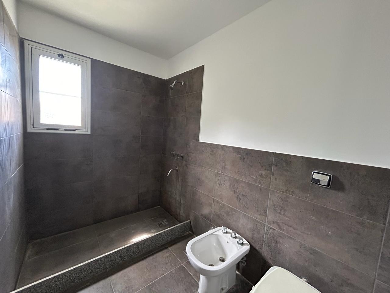 GRAN OPORTUNIDAD - VENTA CASA 3 DORM 3 BAÑOS GALERÍA Y PATIO - B° PALMAS DE CLARET