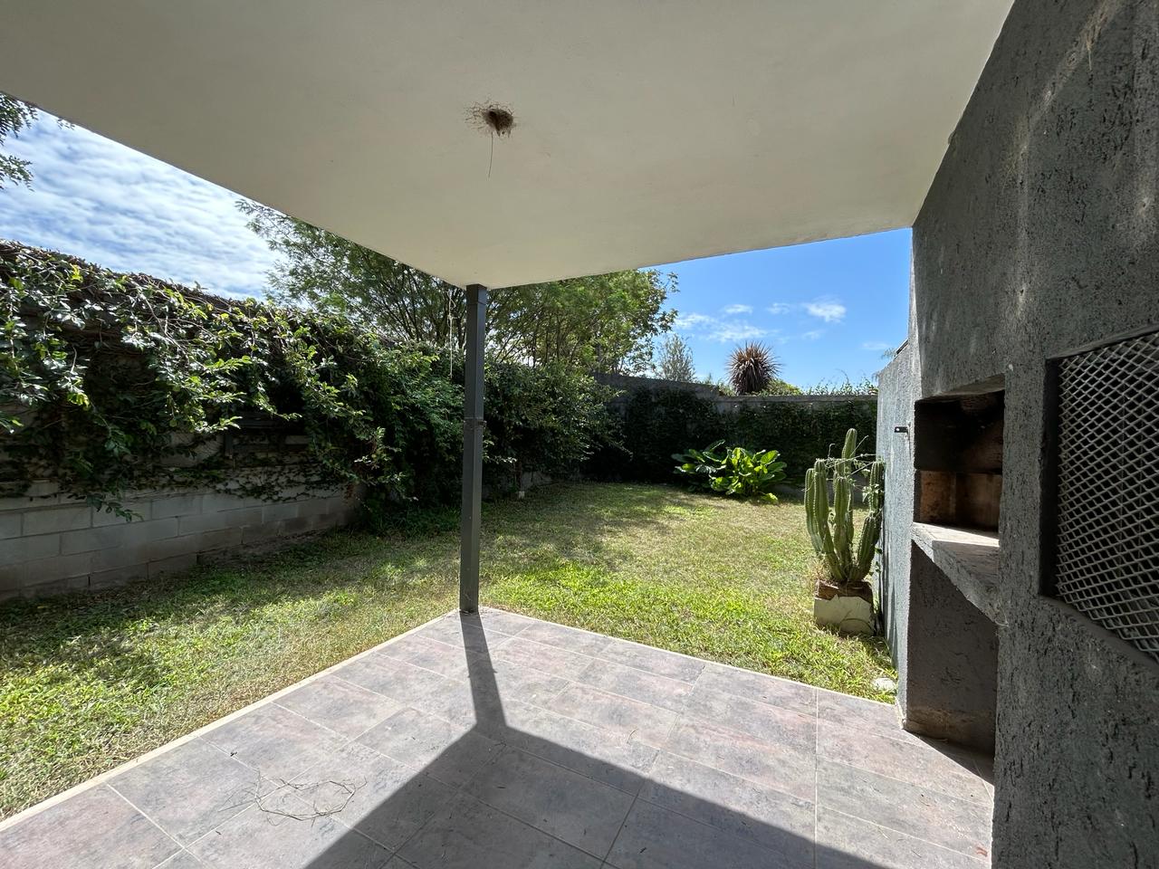 GRAN OPORTUNIDAD - VENTA CASA 3 DORM 3 BAÑOS GALERÍA Y PATIO - B° PALMAS DE CLARET