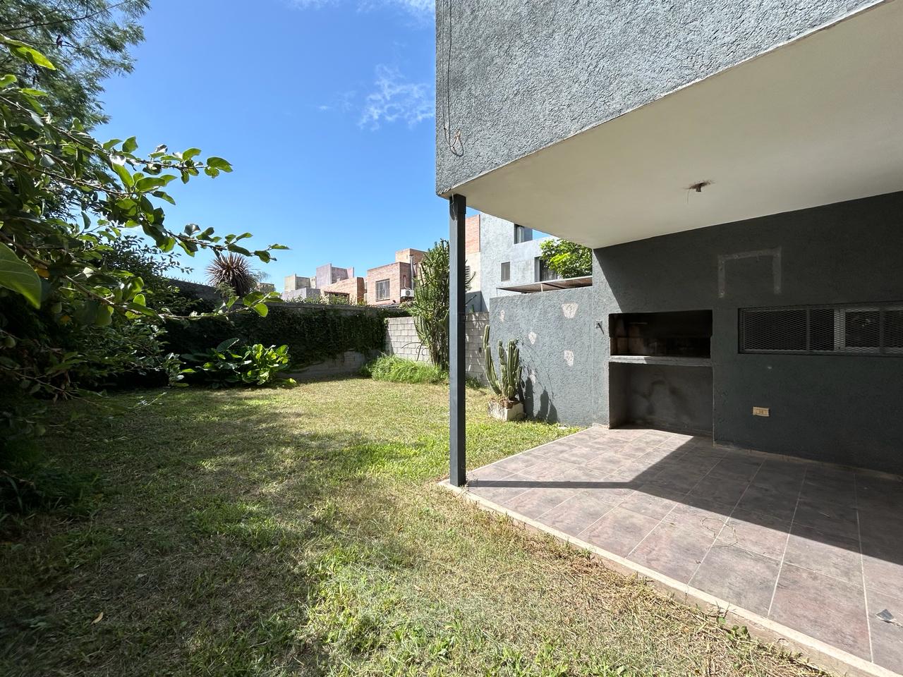 GRAN OPORTUNIDAD - VENTA CASA 3 DORM 3 BAÑOS GALERÍA Y PATIO - B° PALMAS DE CLARET